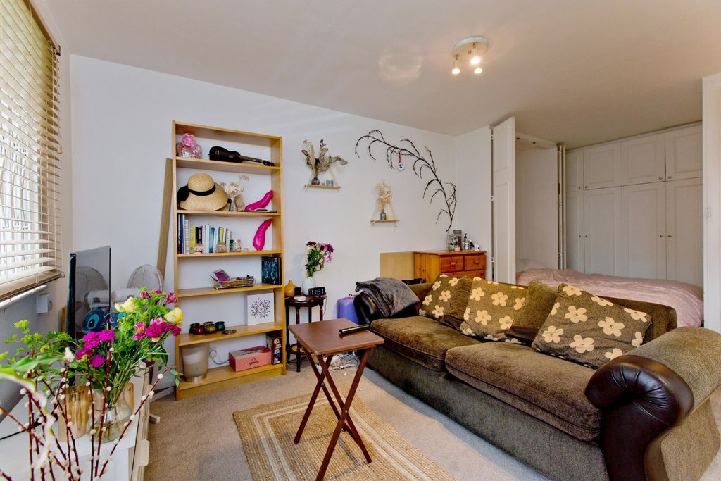 Property photo 1 of 9 Studio Flat With Separate Kitchen In Prime Nw3 Location