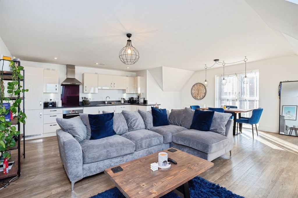 Property photo 2 of 17