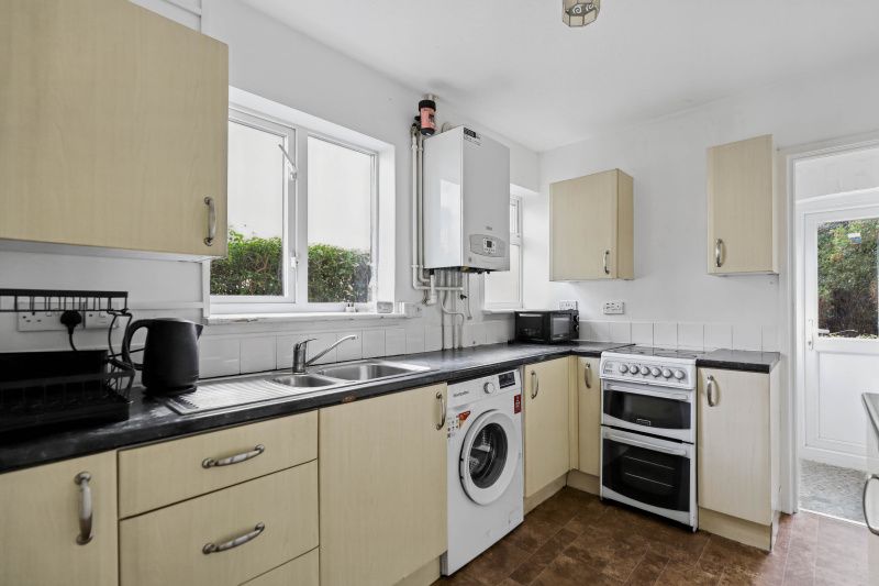 Property photo 3 of 11 Kitchen