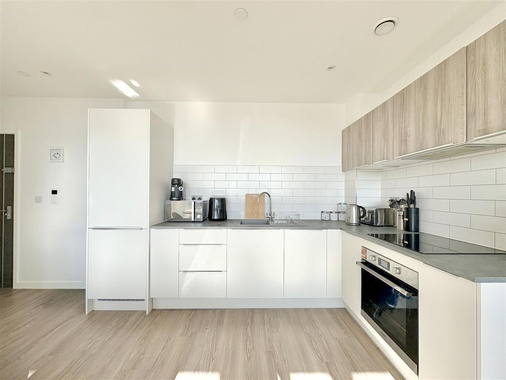 Property photo 2 of 15 Living Room / Kitchen