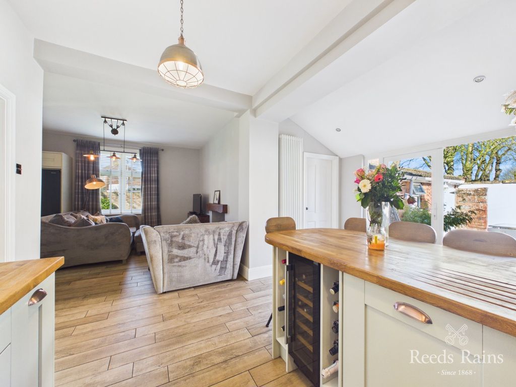 Property photo 2 of 39 Kitchen/Breakfast