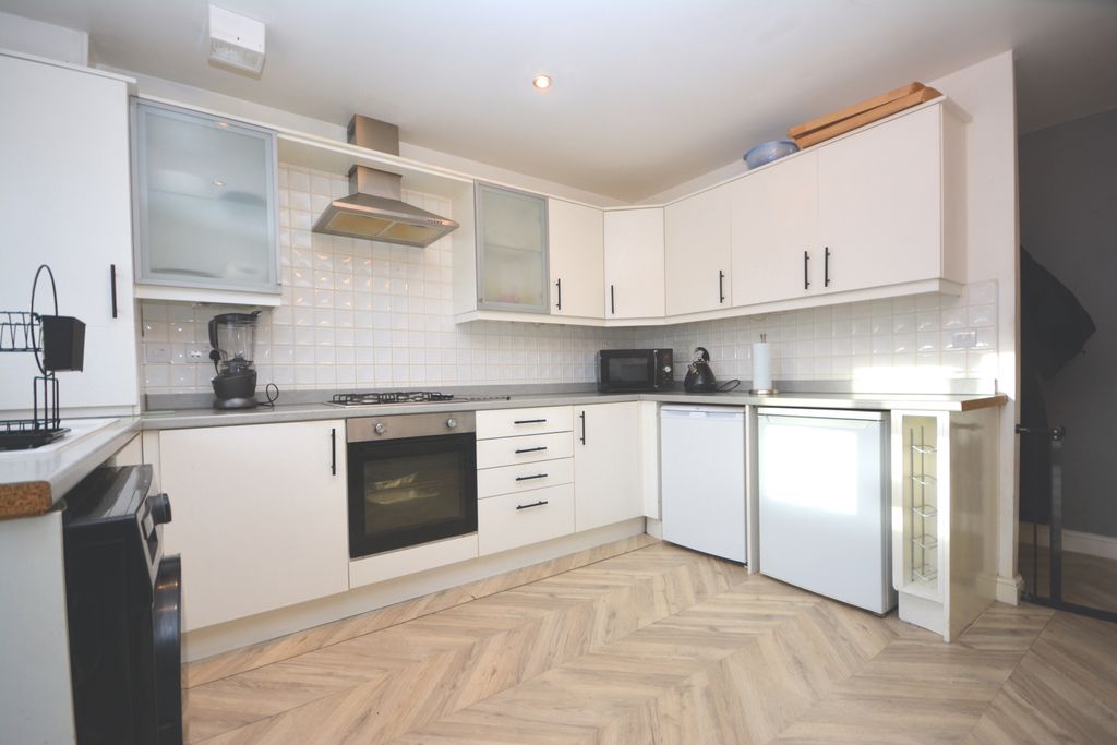 Property photo 3 of 15 Kitchen