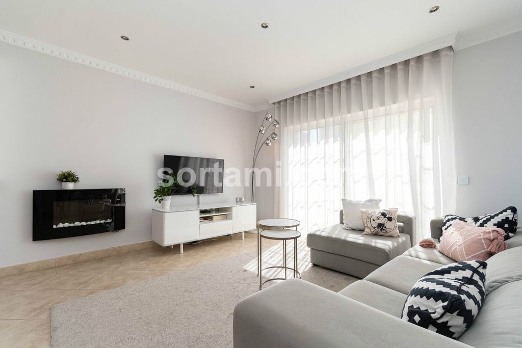 Property photo 2 of 25