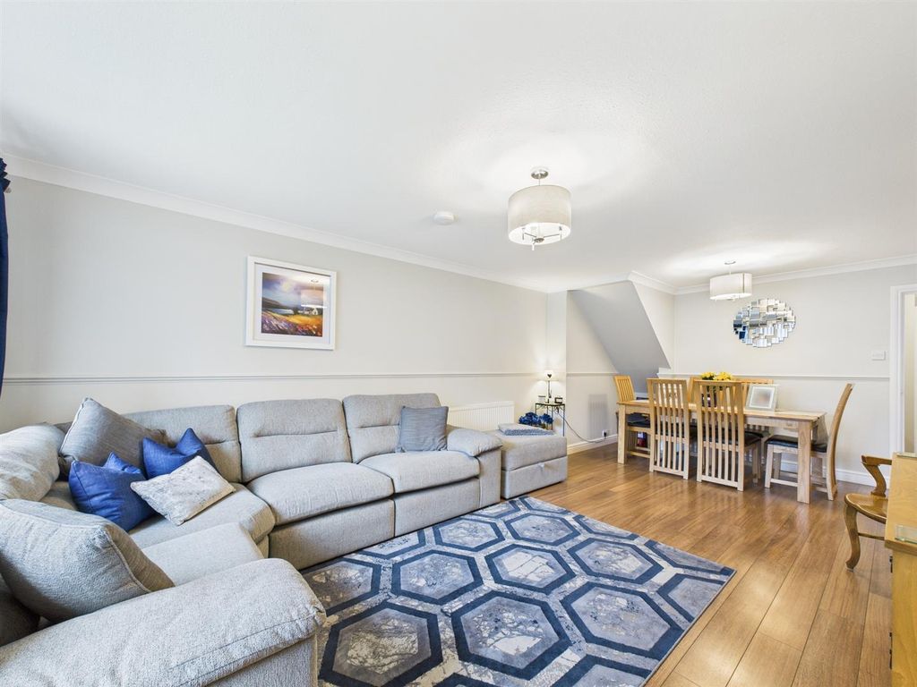 Property photo 3 of 21 Cam01486G0-Pr0881-Still010.Jpg