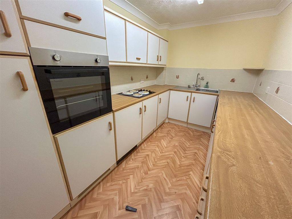 Property photo 3 of 13 Kitchen