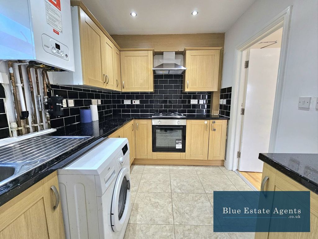 Property photo 2 of 6 Kitchen