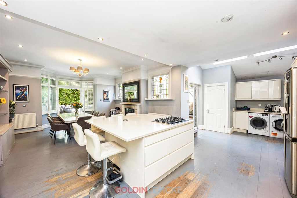 Property photo 2 of 22 Kitchen/Dining Room