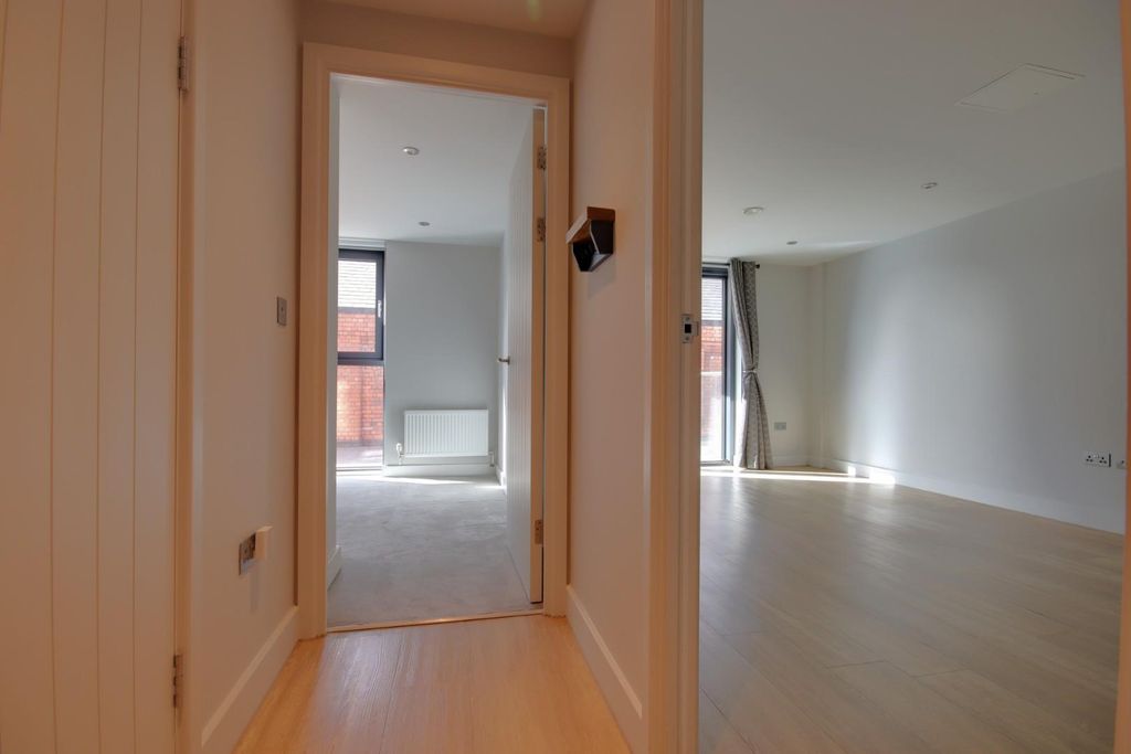 Property photo 2 of 10 Entrance Hall