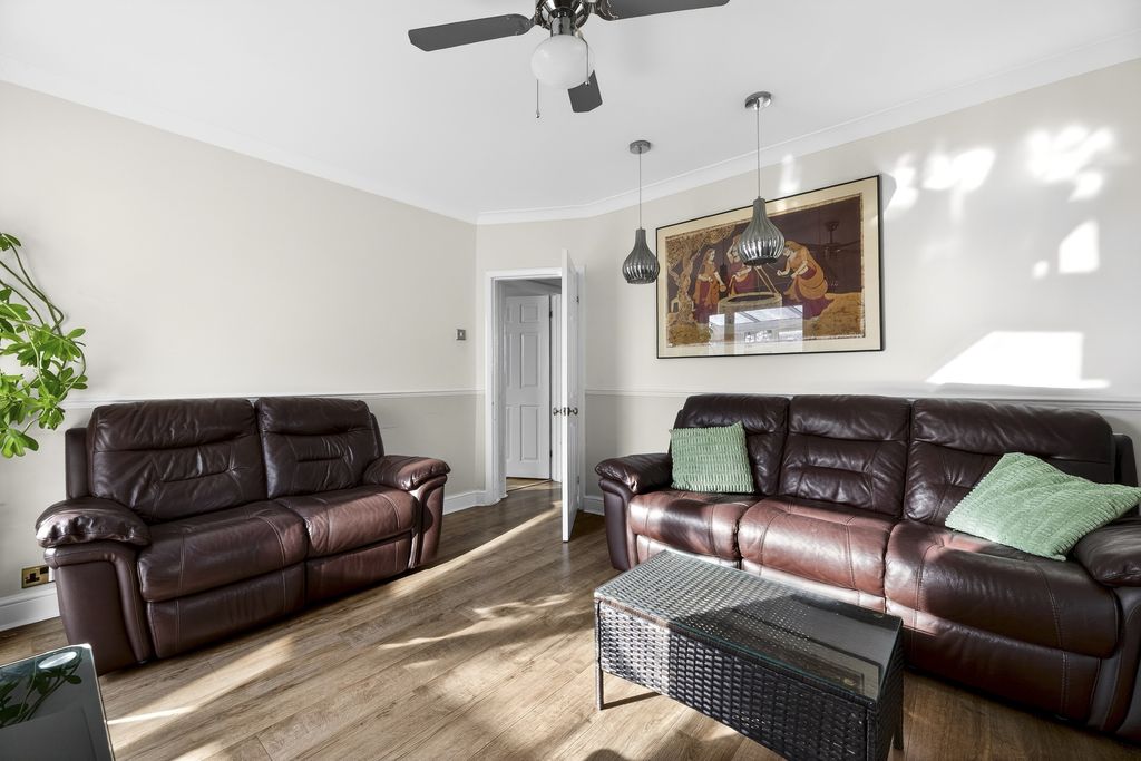 Property photo 1 of 19 Lounge