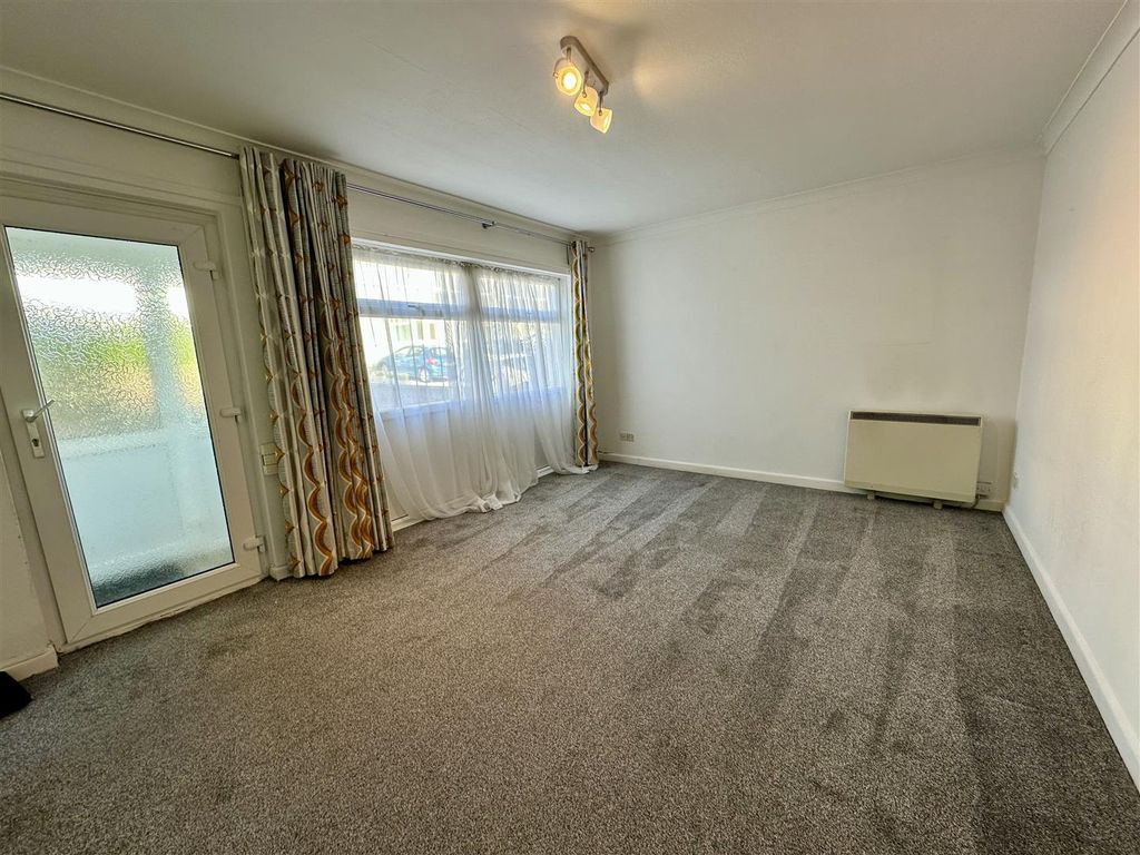 Property photo 2 of 14 Lounge