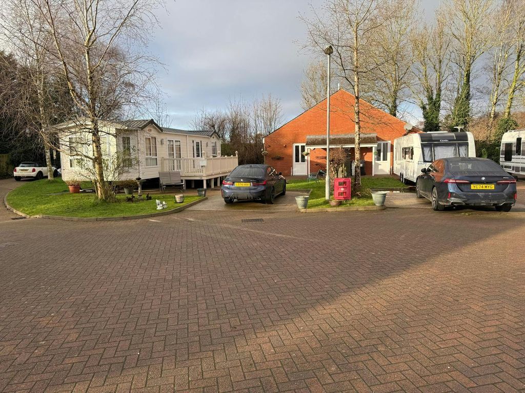 Property photo 1 of 7 Caravan And House.Jpg
