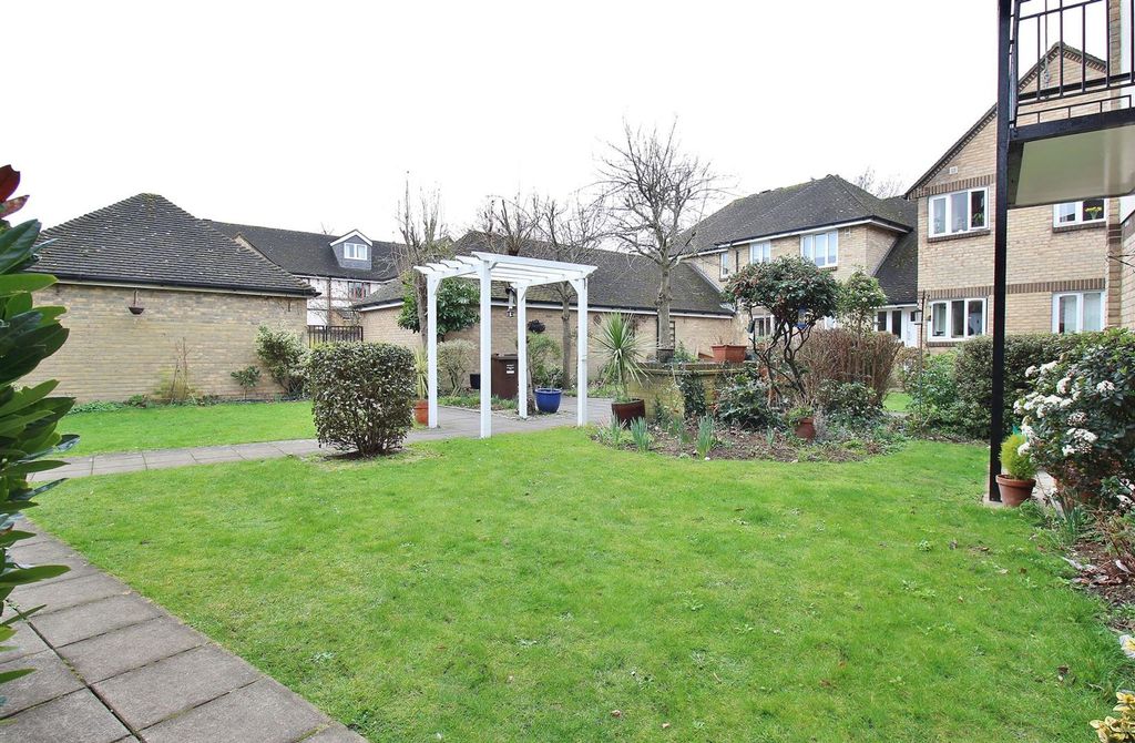 Property photo 3 of 8 Communal Gardens