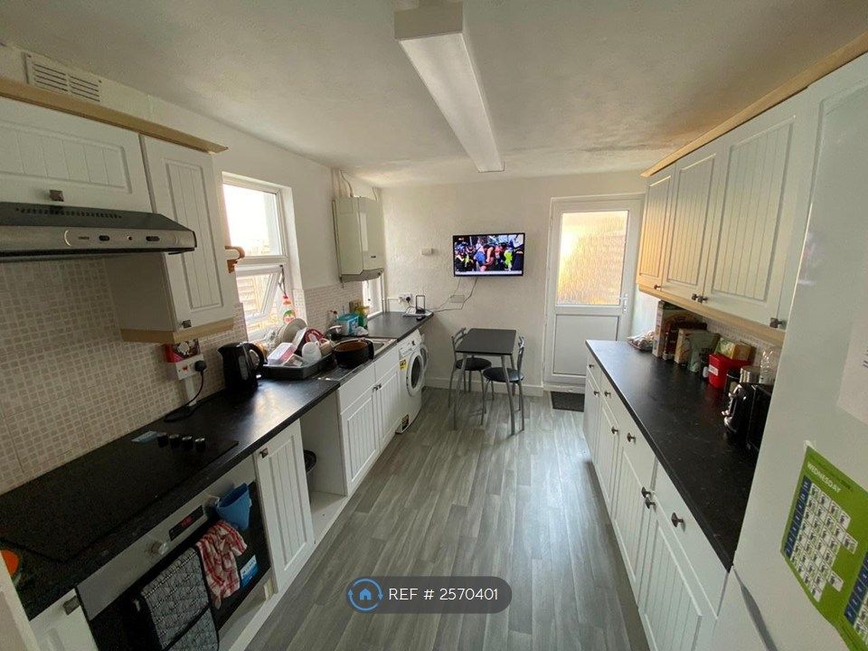 Property photo 3 of 6 Kitchen