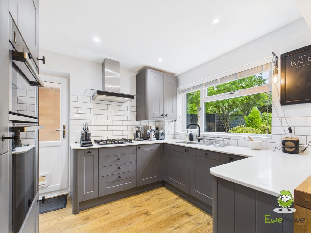 Property photo 3 of 20 Ewemove Basingstoke Avon Road Kitchen