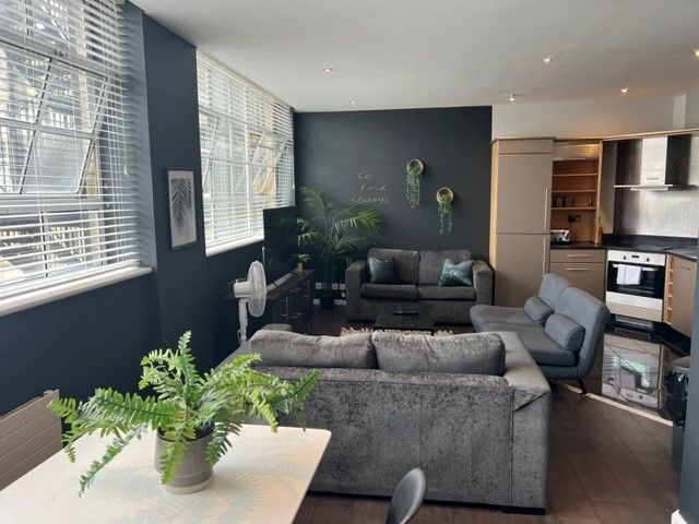 Property photo 1 of 11 Living Room