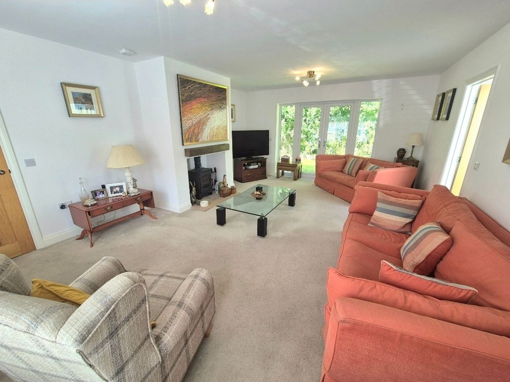Property photo 2 of 33 Lounge