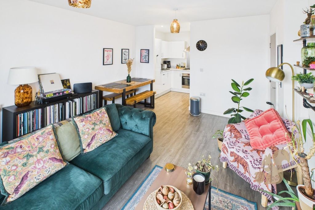 Property photo 3 of 11 Cam01814G0-Pr0067-Still003.Jpg