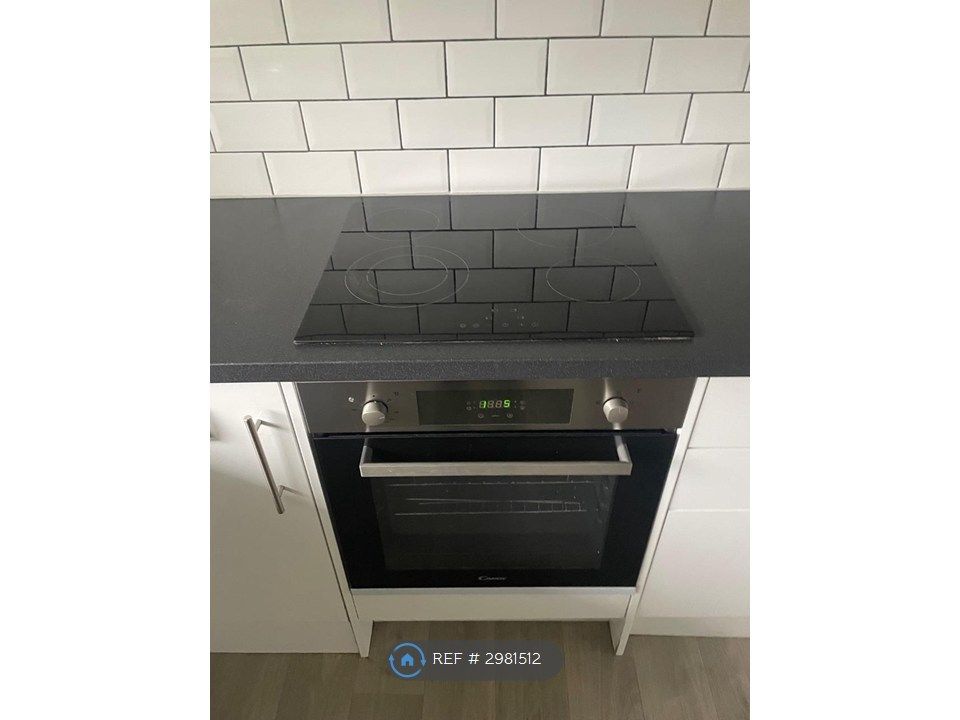 Property photo 3 of 10 Oven