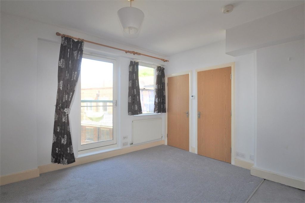 Property photo 3 of 6 Living Room