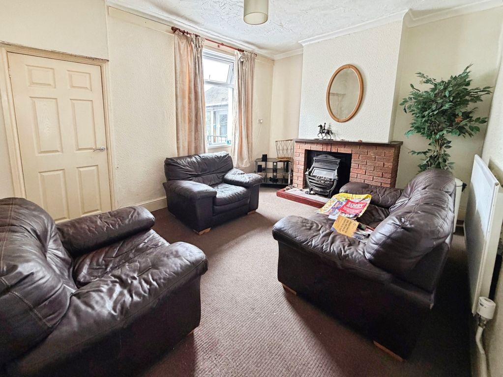 Property photo 3 of 10 Living Room