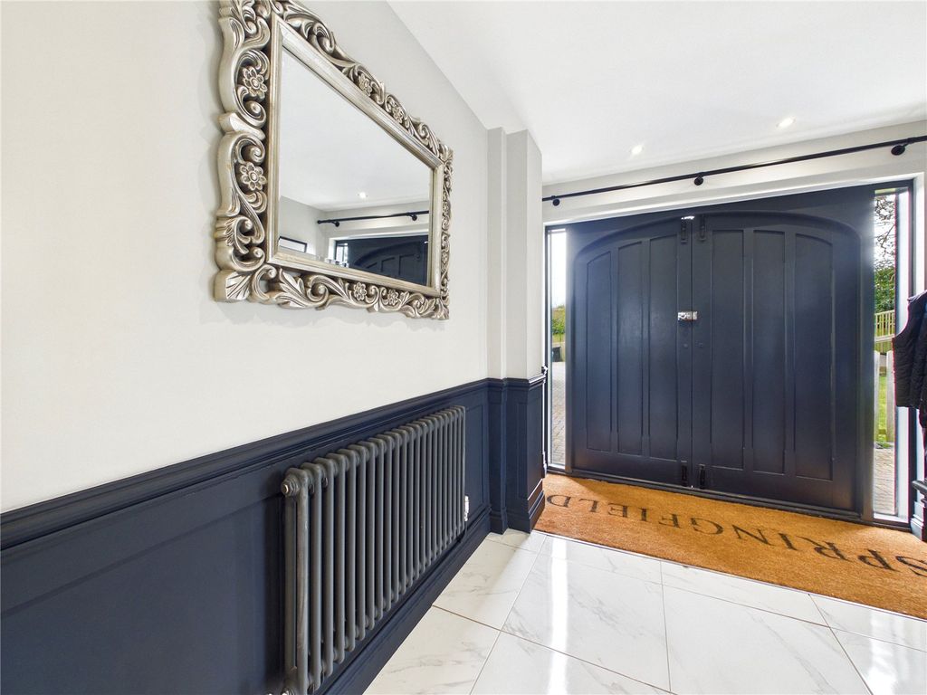 Property photo 3 of 33 Picture No. 11