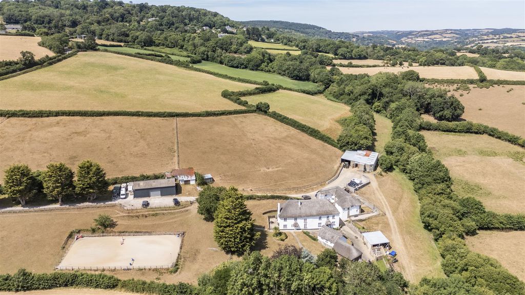 Property photo 2 of 50 Hele Farmhouse