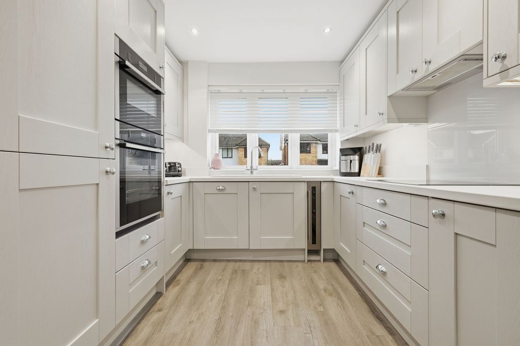 Property photo 2 of 13 Fitted Kitchen