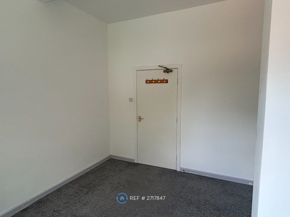 Property photo 3 of 6 Bedroom