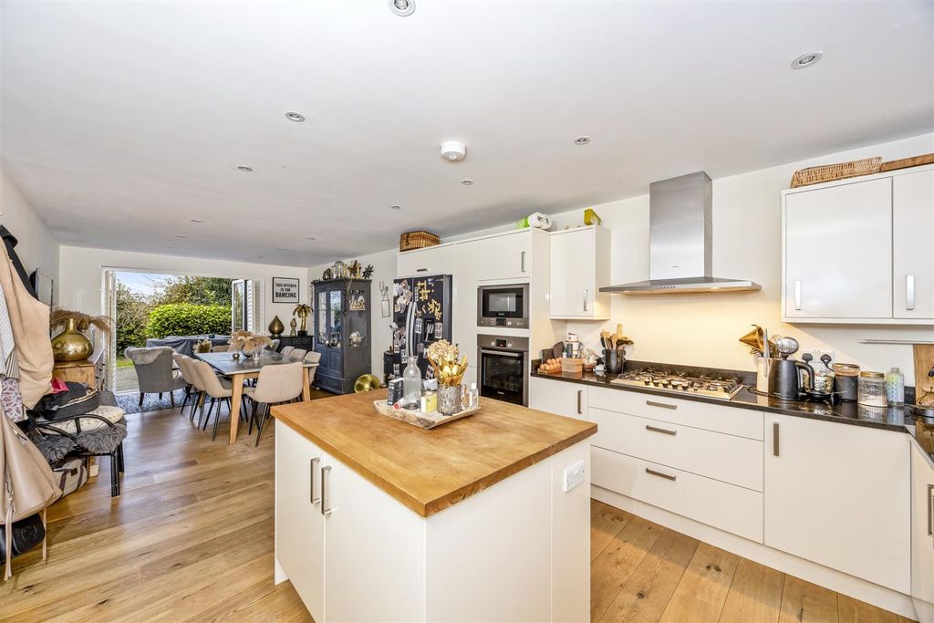 Property photo 3 of 28 Kitchen/Dining Room