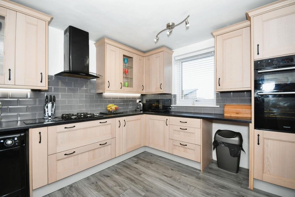 Property photo 3 of 17 Kitchen 02.Jpg