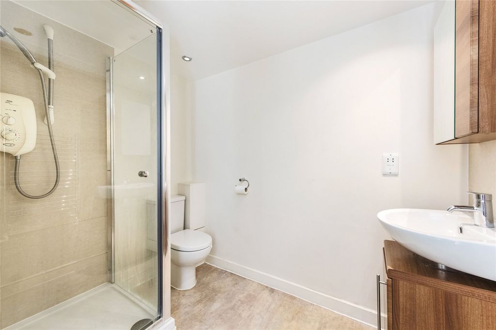 Property photo 3 of 6 Private Bathroom
