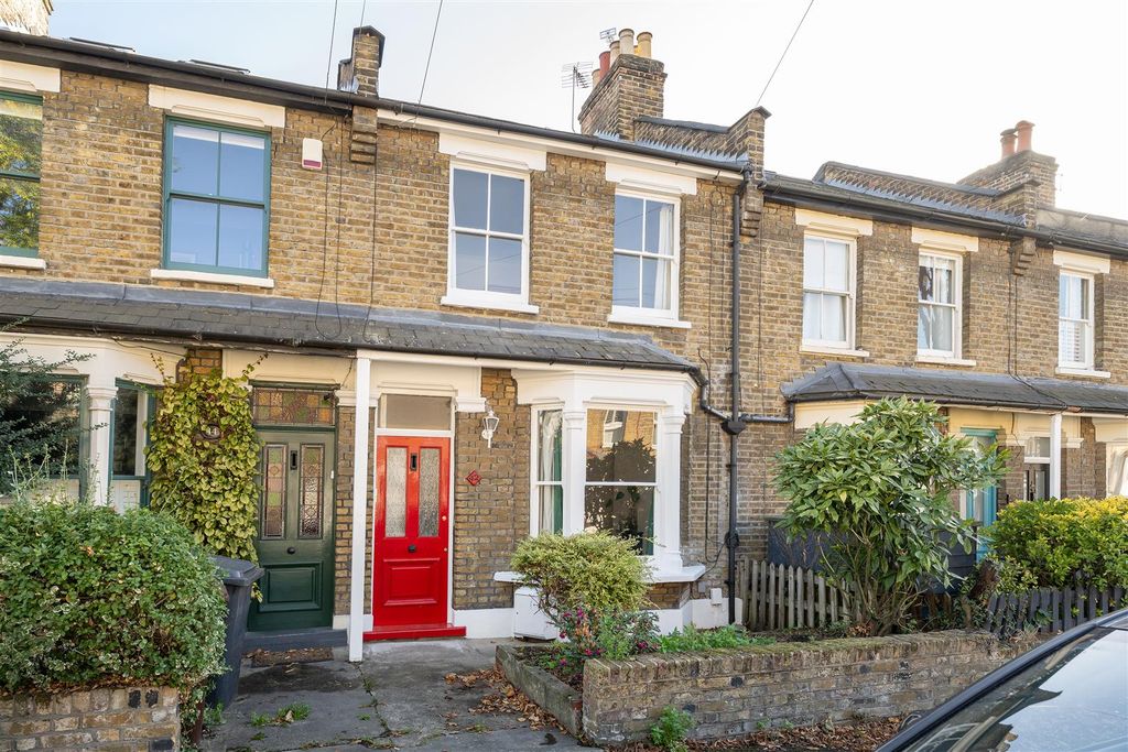 Property photo 1 of 21 Woodlands Road, E17