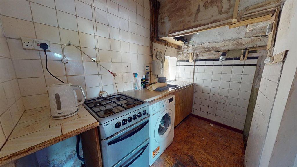 Property photo 3 of 8 Kitchen