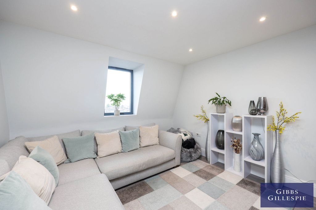 Property photo 3 of 10 4