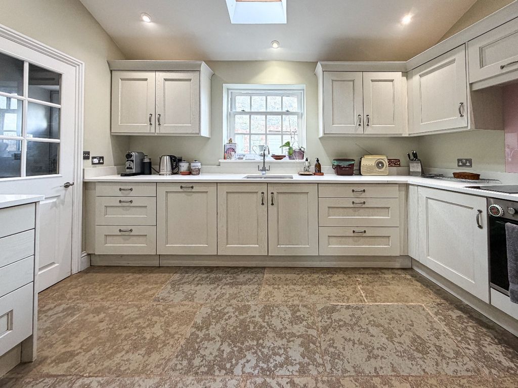 Property photo 3 of 25 4867883