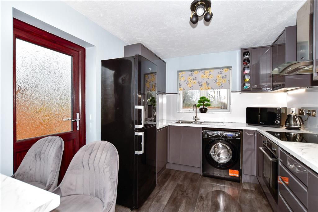 Property photo 3 of 11 Kitchen