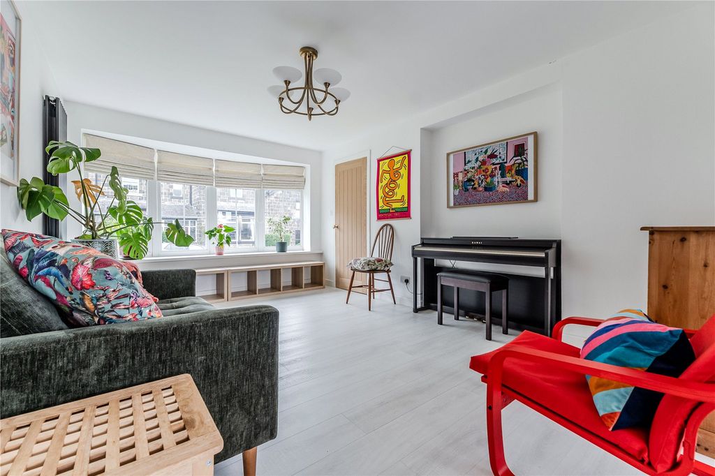 Property photo 3 of 12 Lounge