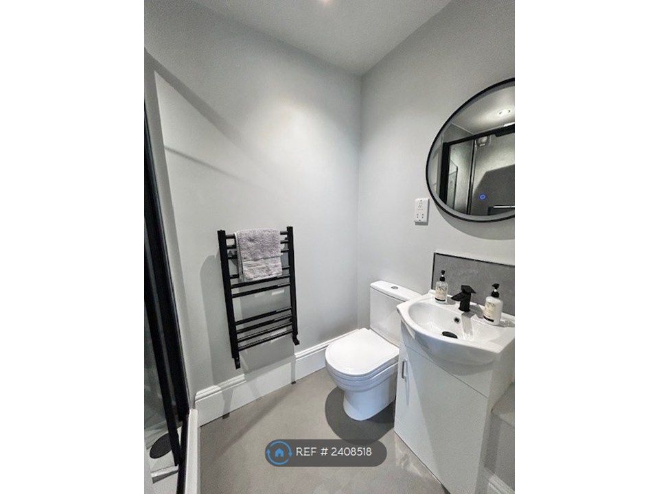 Property photo 3 of 13 En- Suite