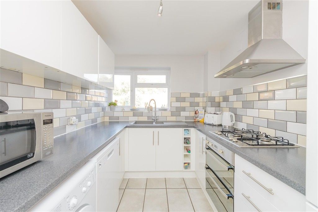 Property photo 3 of 11 Kitchen