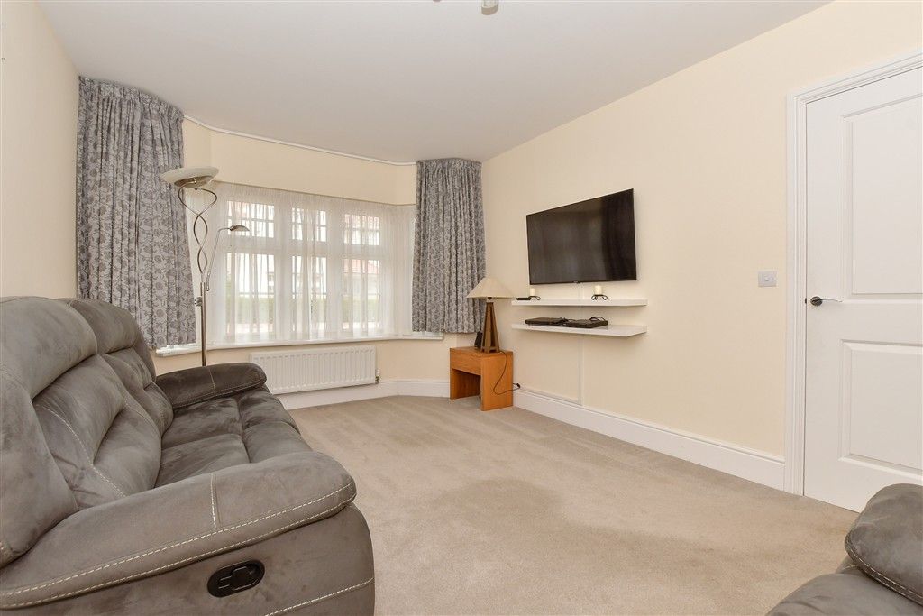 Property photo 3 of 18 Lounge