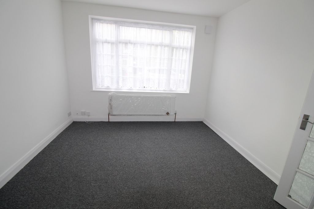 Property photo 1 of 17 Three Bed Terraced House To Rent Kingsley Avenue, Southall Ub1