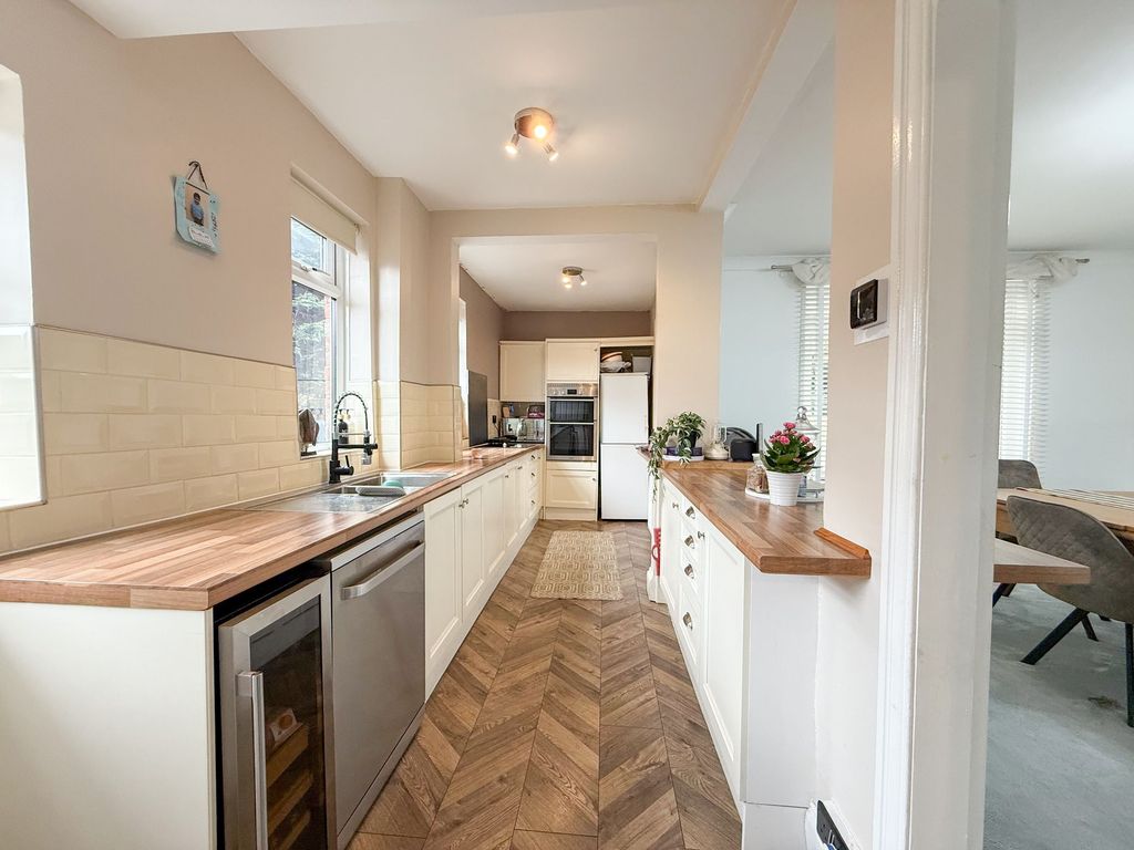 Property photo 3 of 12 Kitchen