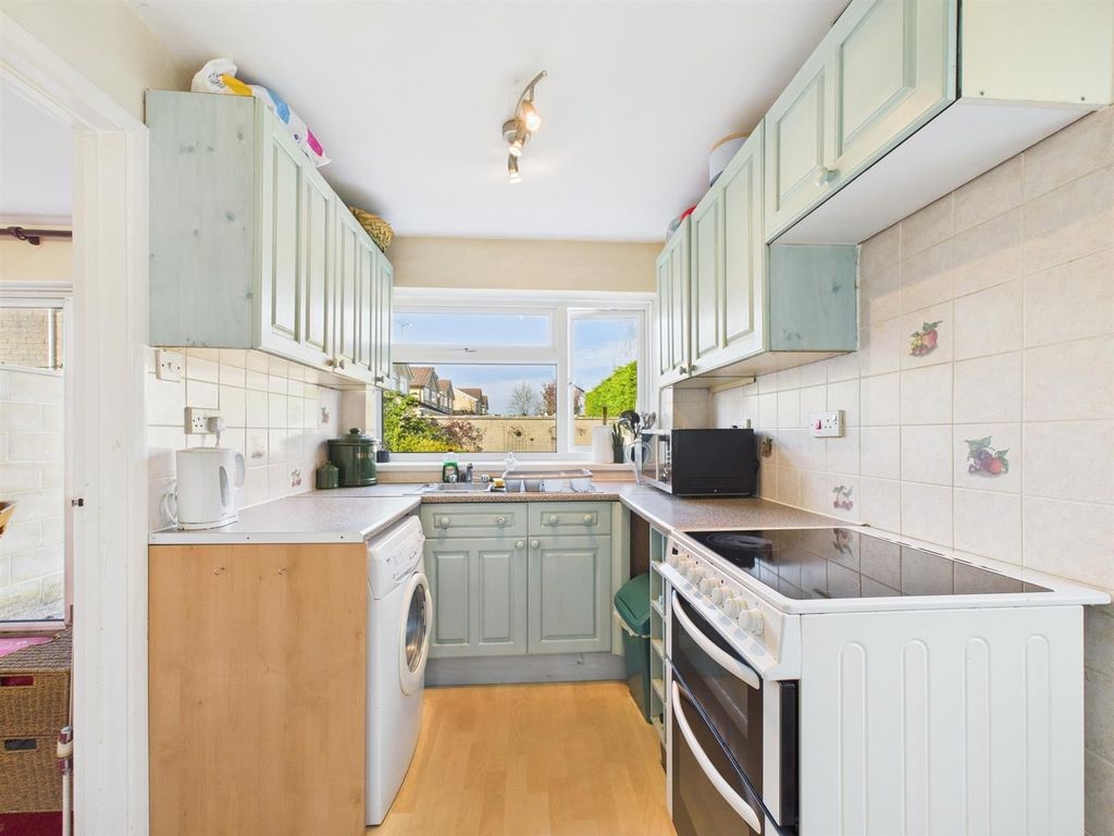 Property photo 3 of 10 Kitchen