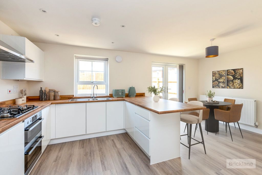 Property photo 3 of 11 Kitchen