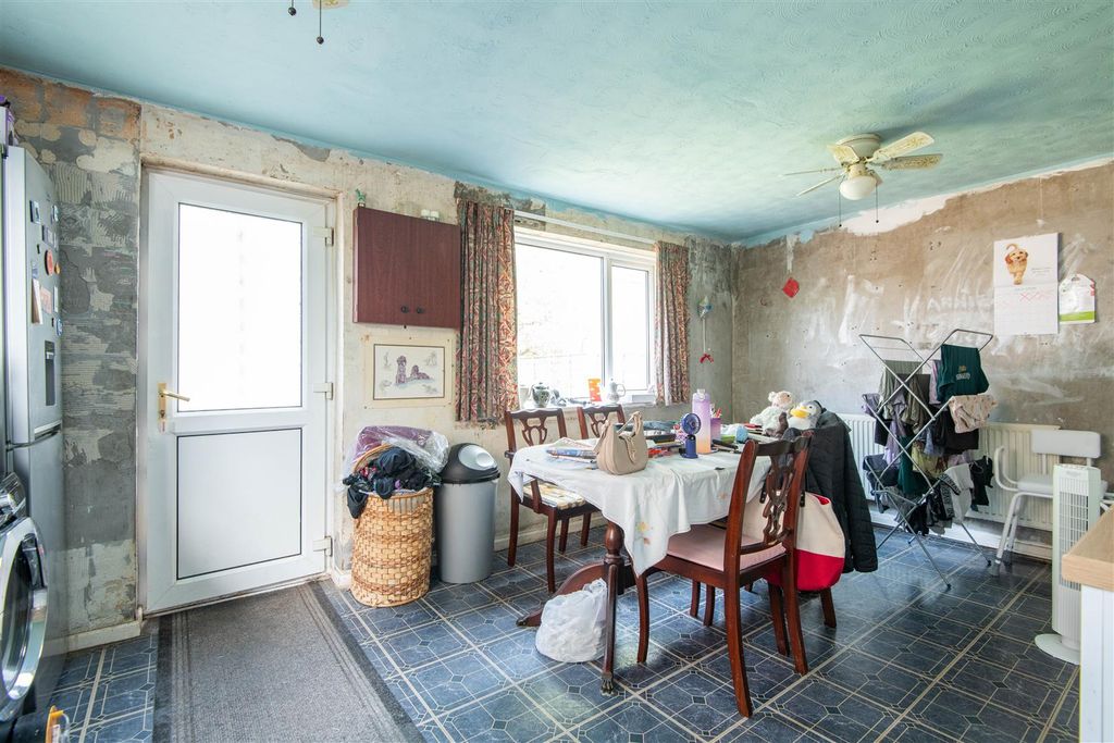 Property photo 3 of 16 Kitchen & Dining