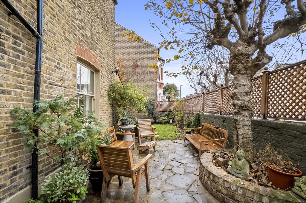 Property photo 2 of 21 Garden