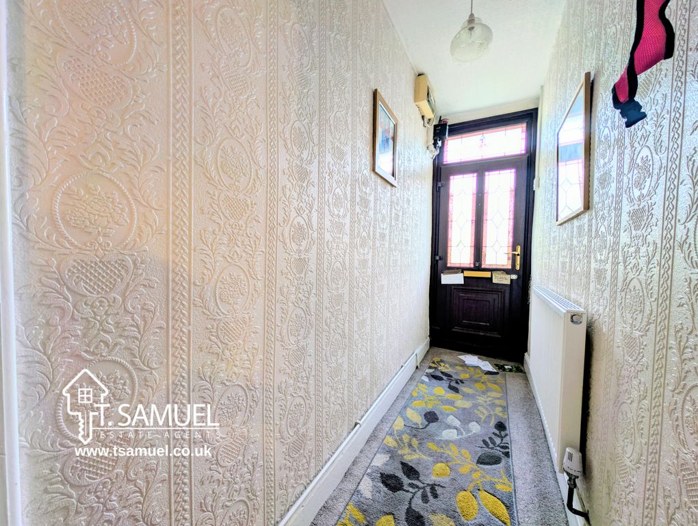 Property photo 2 of 21 Hallway