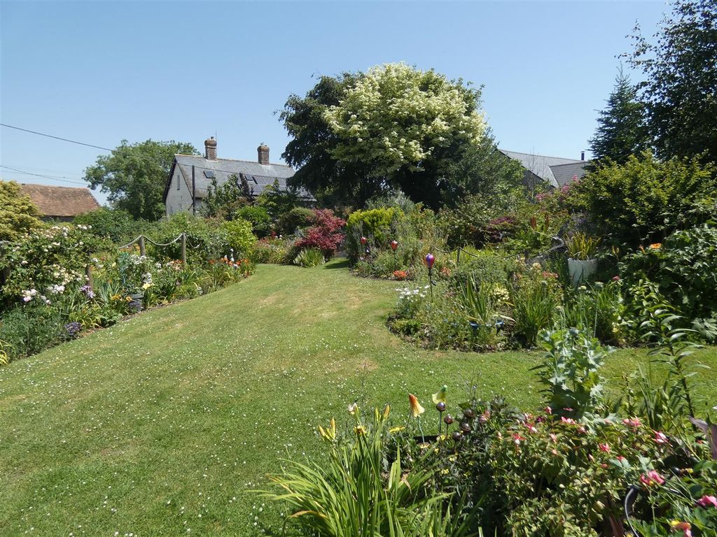 Property photo 3 of 26 Garden