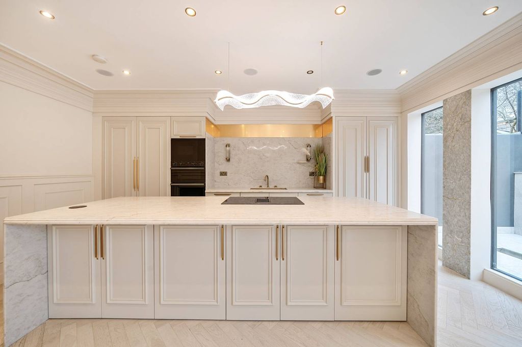 Property photo 2 of 35