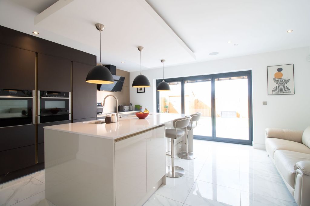 Property photo 2 of 33